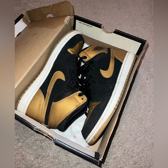 Air Jordan Retro 1s SIZE 8.5 - Picture 6 of 7